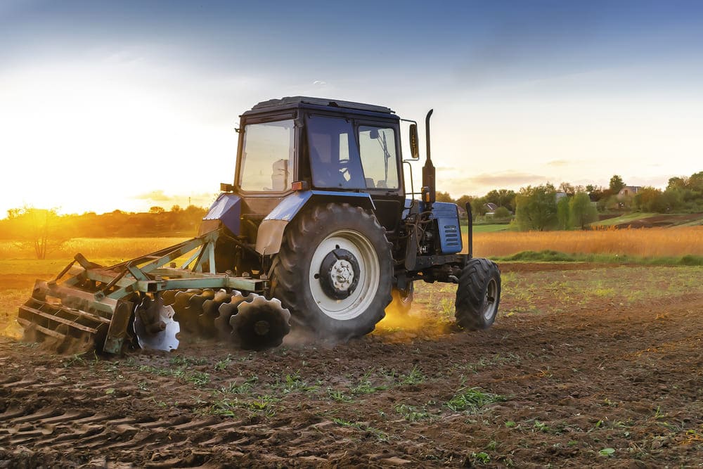 Locação de trator: agilidade e economia do agronegócio à obra