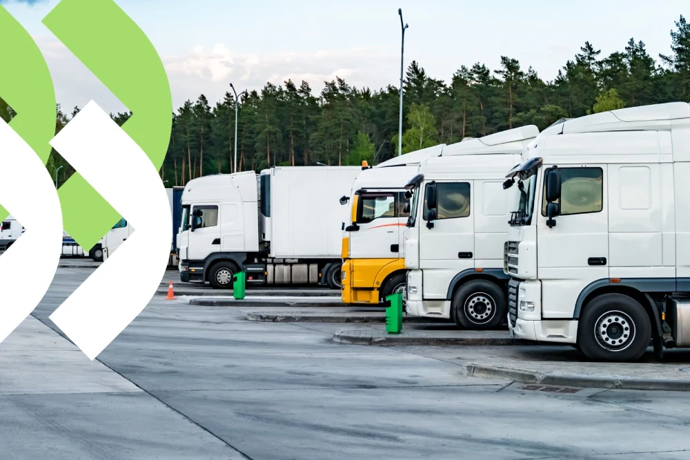 Vista lateral de um caminhão cavalo mecânico branco com carreta, trafegando em uma rodovia ao amanhecer, representando a eficiência do serviço de aluguel de caminhão.