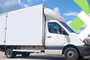 Caminhão VUC (Veículo Urbano de Carga) de cor branca, posicionado em uma rua de centro urbano, pronto para realizar entregas ágeis na cidade.