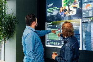Profissionais analisam painel com indicadores do setor logístico, como disponibilidade de frota, tempo médio de reparo e notas de condução dos motoristas